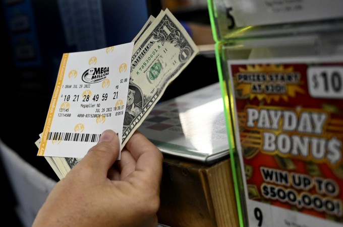 Một khách hàng mua vé số Powerball ở Arlington, Virginia, ngày 29/7. Ảnh: AFP.