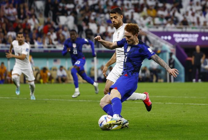 Josh Sargent (số 24) trong một lần dứt điểm sau khi vượt qua hàng thủ Iran. Đội bóng châu Á dồn toàn lực phòng ngự trong hiệp đầu. Ảnh: Reuters