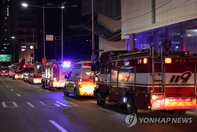 Hàn Quốc: Tàu chở 275 hành khách trật đường ray giữa Seoul - Ảnh 2.