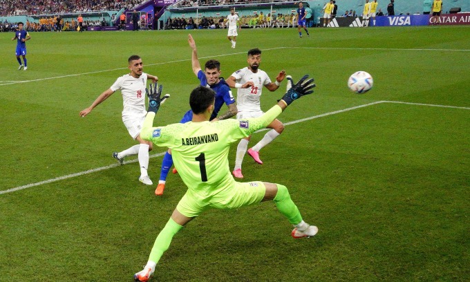 Pulisic trong pha làm bàn hạ Beiranvand ở phút 38 trận Mỹ thắng Iran 1-0 trên sân Al Thumana ngày 29/11. Ảnh: Reuters