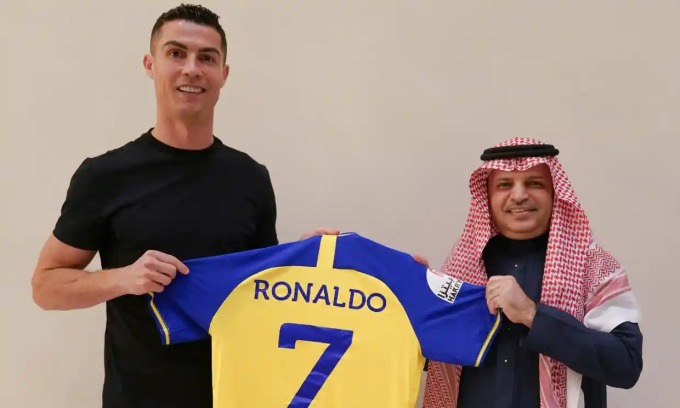 Cristiano Ronaldo chụp ảnh với áo đấu số 7 sau khi đồng ý sang Al-Nassr. Photograph: Al-Nassr