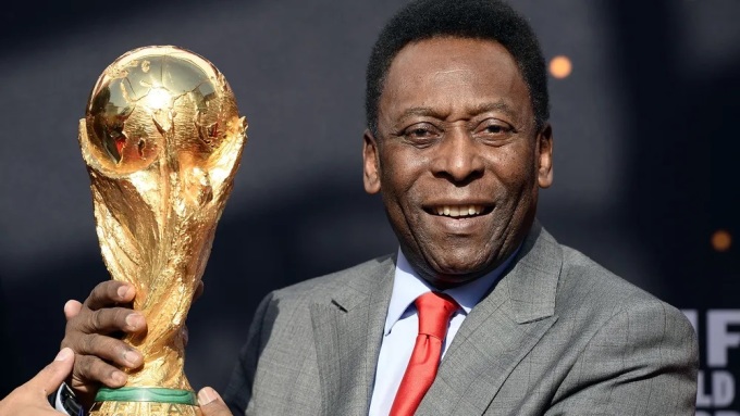 Huyền thoại bóng đá Pele cầm cúp vàng World Cup ở Paris, Pháp hồi năm 2014. Ảnh: AFP.