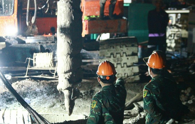 Lực lượng công binh Quân khu 9 tại hiện trường, sáng 4/1. Ảnh: Ngọc Tài