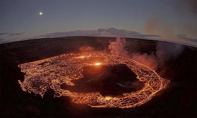 Dung nham chảy ra từ hố trên đỉnh núi lửa Kilauea ngày 5/1. Ảnh: USGS.