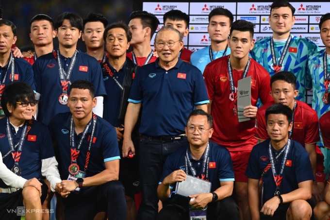 HLV Park và các thành viên đội tuyển Việt Nam trong lễ trao giải AFF Cup 2022. Ảnh: Giang Huy.