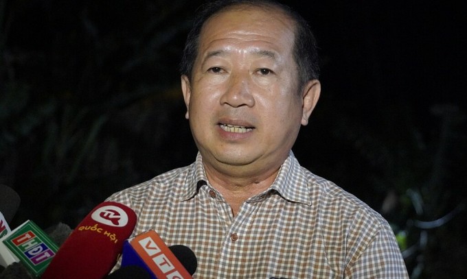 Phó chủ tịch tỉnh Đồng Tháp Đoàn Tấn Bửu thông tin về tình hình cứu hộ, tối 4/1. Ảnh: Hoàng Nam