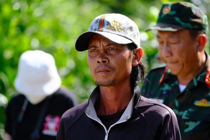 Anh Thái Văn Tấn Tài (40 tuổi, cha Hạo Nam) ngóng chờ con ở hiện trường trong những ngày qua. Ảnh: Hoàng Nam