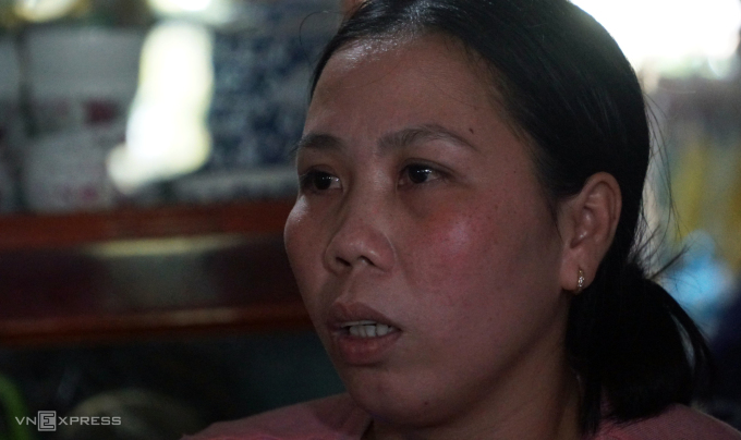Chị Nguyễn Thị Mỹ Linh trong căn nhà của mình ở xã Phú Lợi, huyện Thanh Bình, hôm 2/1, sau ba ngày con trai rơi xuống cọc bêtông ở công trường xây cầu . Ảnh: Ngọc Tài