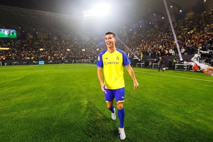 Ronaldo cười rạng rỡ khi ra mắt trước 25.000 CĐV Al Nassr trên sân Mrsool Park tối 3/1. Ảnh: Facebook Cristiano Ronaldo