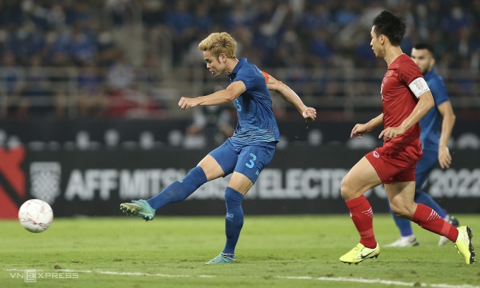 Theerathon (số 3) sút xa thành bàn, mở tỷ số cho Thái Lan ở chung kết lượt về AFF Cup 2022. Ảnh: Lâm Thoả