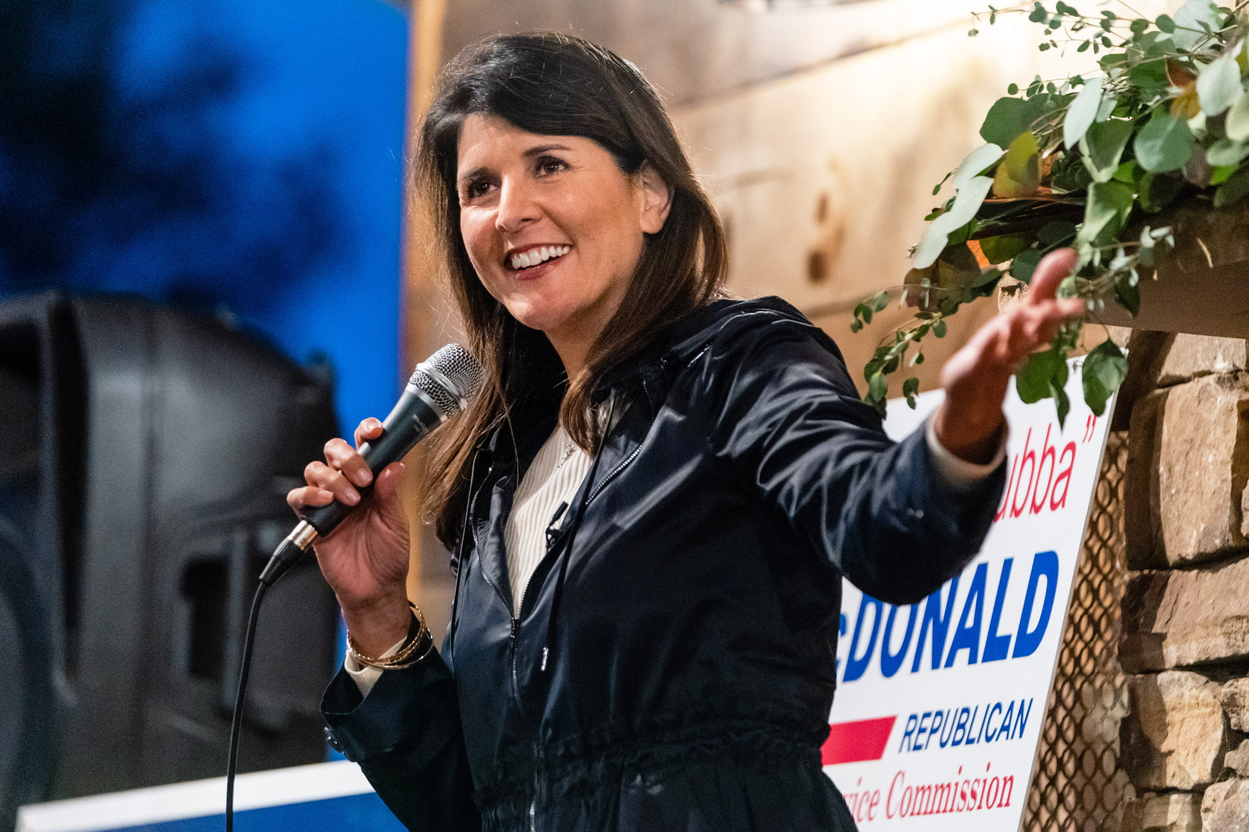 Nikki Haley bỏ qua lời hứa với Trump và chính thức tuyên bố ứng cử