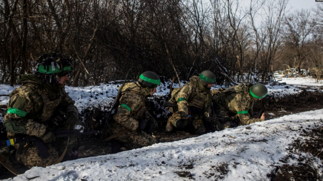 Các quân nhân Ukraine trú ẩn trong một cuộc pháo kích bên ngoài thị trấn tiền tuyến Bakhmut, giữa cuộc tấn công của Nga vào Ukraine, ở vùng Donetsk, Ukraine, ngày 13 tháng 2 năm 2023 - Ảnh: VOA.