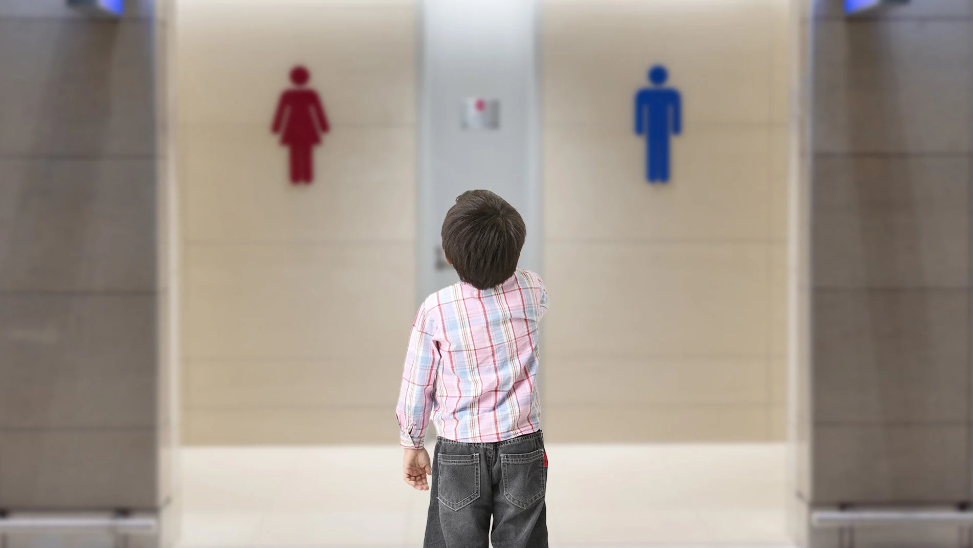 Không cho bé trai 6 tuổi vào WC nữ, cô gái bị mẹ cậu bé lăng mạ 20 phút vì "trẻ con không biết gì?" - Ảnh 3.