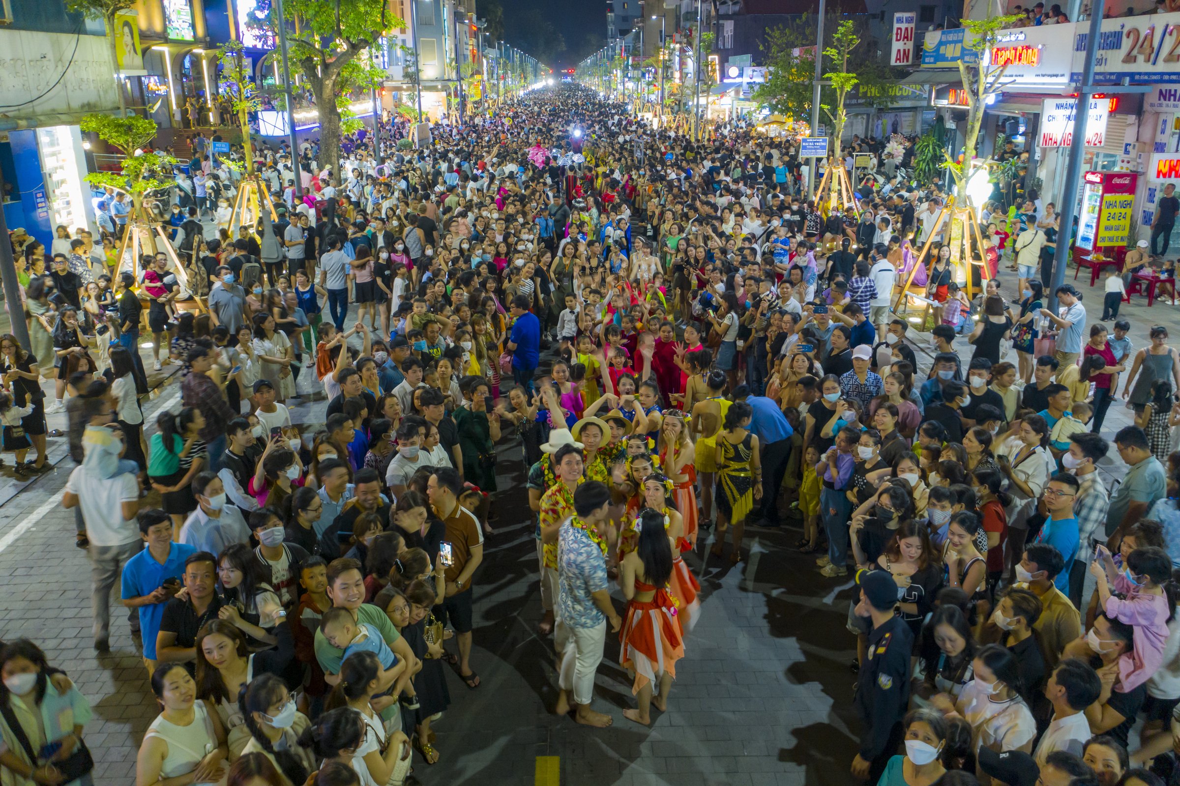 Khai truong tuyen pho di bo thu ba tai Hue