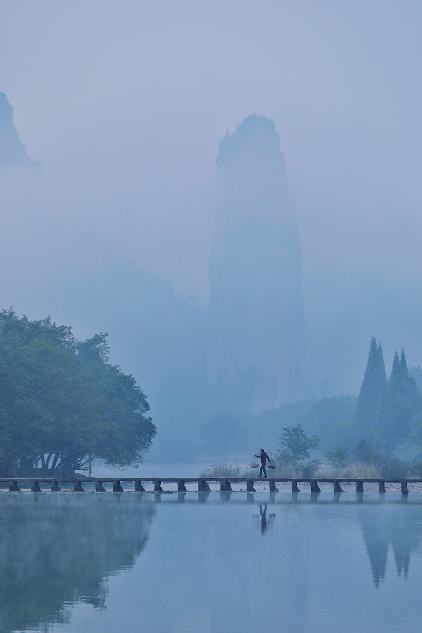 Hàng ngày trời chưa kịp sáng Dương Ung đã dậy đẩy xe đi chở  nước về phục vụ cho những người qua đường