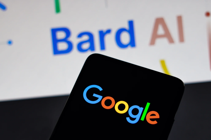 Logo Google hiển thị trên smartphone, đằng sau là biểu tượng Bard AI. Ảnh: Bullfrag