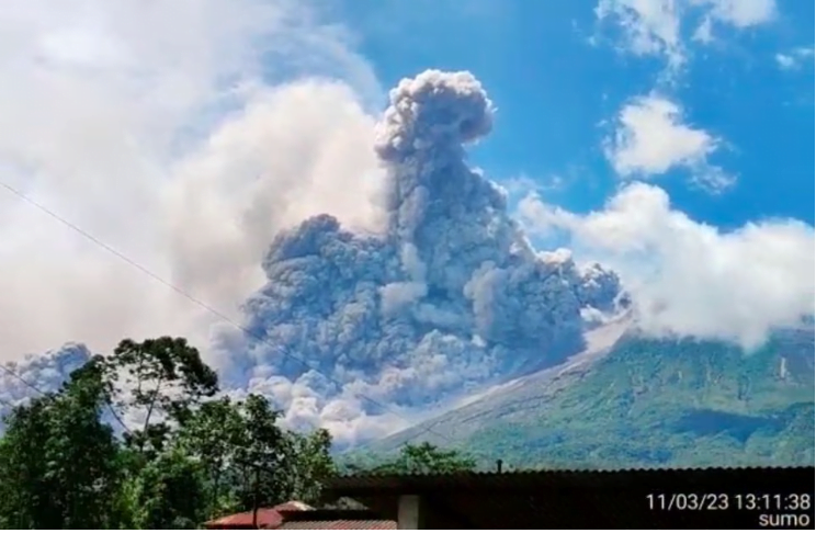 Indonesia: Núi lửa phun trào, tạo ra mây nóng cao đến 7 km