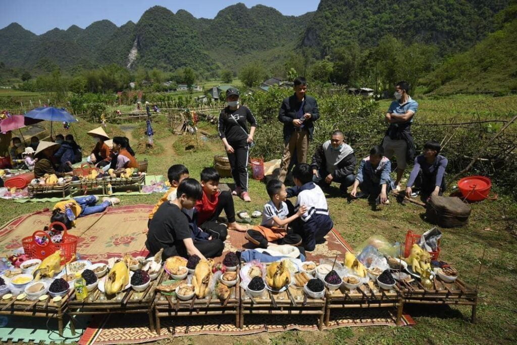 Lễ tảo mộ hoành tráng ở Cao Bằng với mâm Cúng và đoàn xe nối dài 