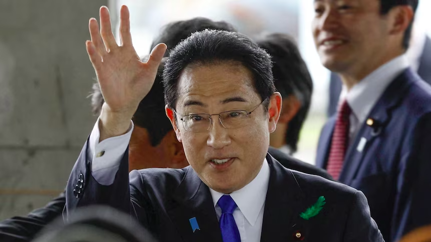 Thủ tướng Nhật Bản Fumio Kishida sơ tán sau vụ nổ tại nơi phát biểu