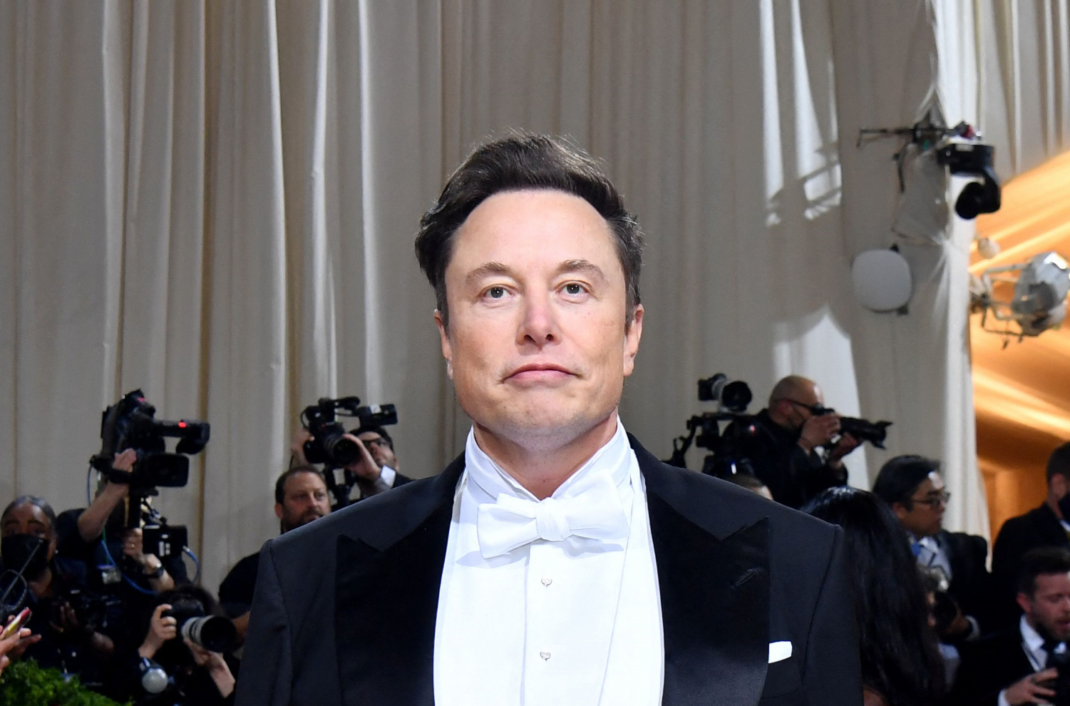 ntdvn elon musk nyc met gala 20220502