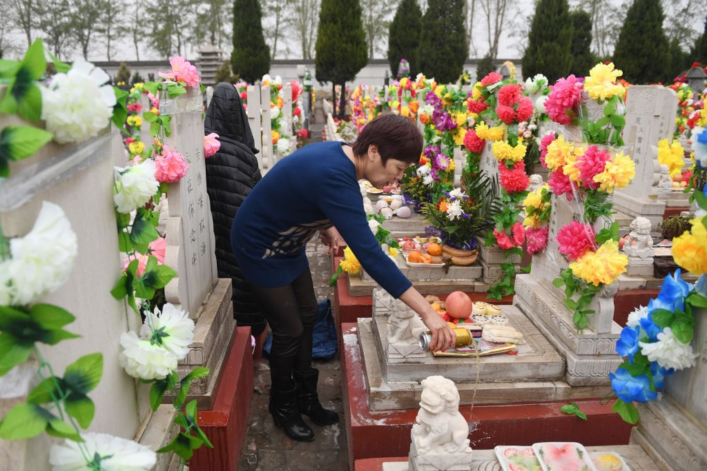 Người trẻ Trung Quốc đặt mua trước các phần mộ giá ‘cắt cổ’
