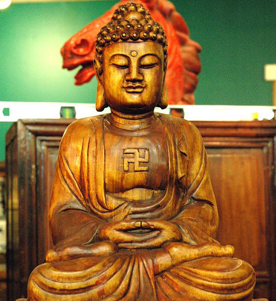 Trong văn hóa tu luyện của Phật giáo, chữ Vạn "卍" còn tượng trưng cho tầng của Phật, tầng của Phật càng cao thì phù hiệu chữ "卍" càng nhiều.