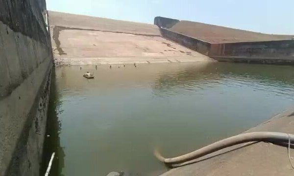 Rơi điện thoại khi chụp ảnh Selfie, quan chức Ấn Độ rút cạn hồ chứa 2 triệu lít nước 