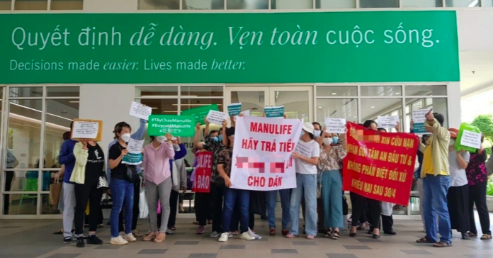 Hàng trăm khách hàng tới trụ sở Manulife đòi quyền lợi