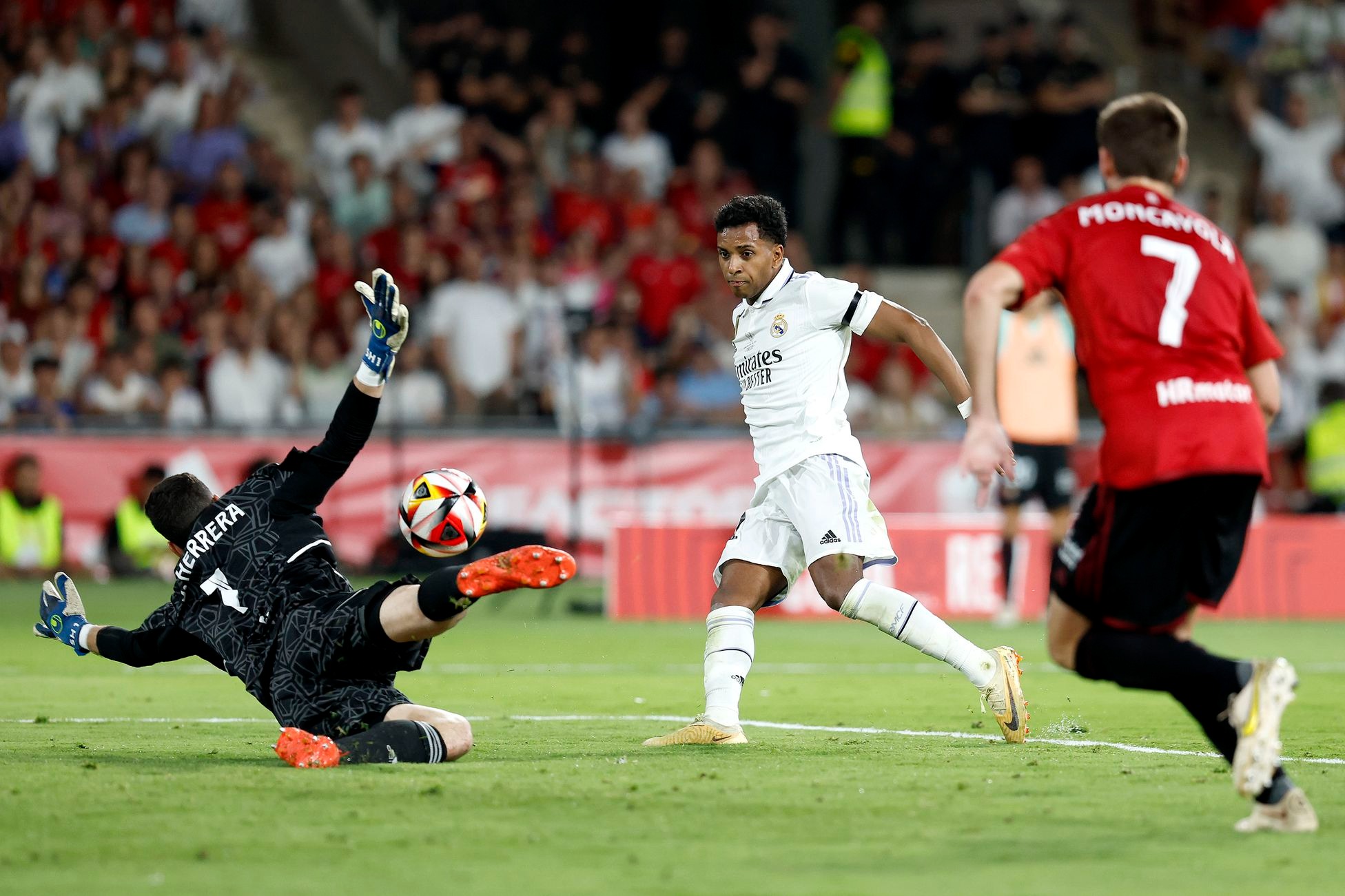 Rodrygo trong pha làm bàn ấn định thắng lợi 2-1 cho Real Madrid. Ảnh: AS