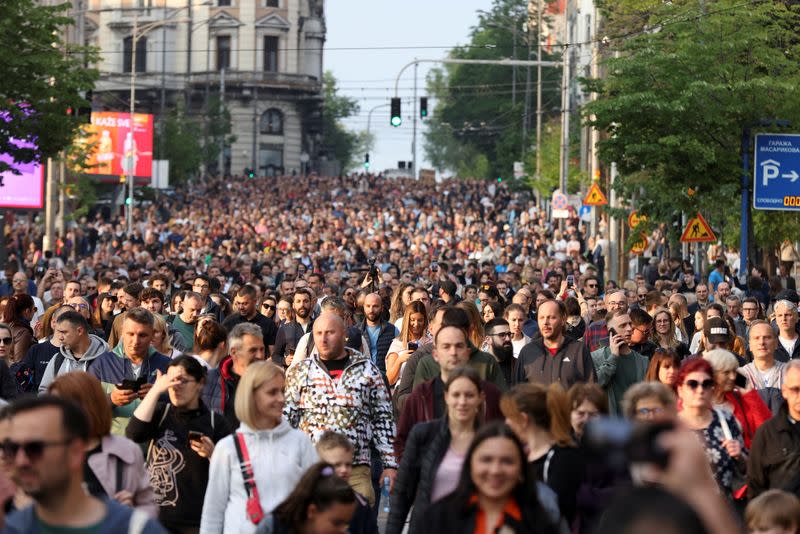 Hàng chục nghìn người biểu tình ở Thủ đô Serbia để phản đối vụ xả súng hàng loạt