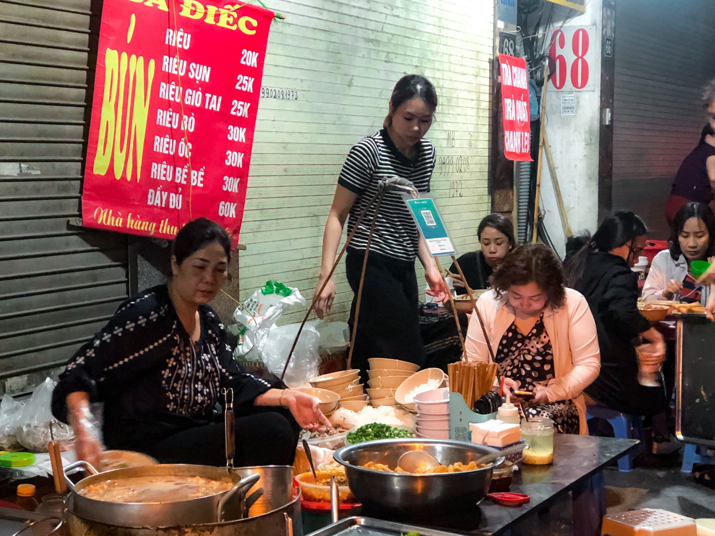 Gánh bún bán 700 bát mỗi đêm - Tân Thế Kỷ