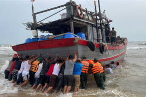 giông lốc làm chìm tàu - Tân Thế Kỷ - TTK