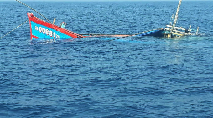 Tàu cá bị tàu hàng đâm chìm, 3 ngư dân may mắn sống sót - Tân Thế Kỷ