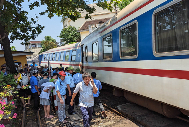 Đoàn tàu SE1 vừa rời ga Huế sau khi đón khách thì bất ngờ trật bánh - Tân Thế Kỷ