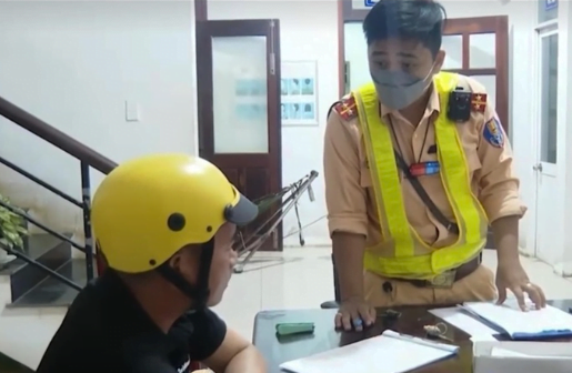 Say xỉn giật lại giấy tờ xe và đấm vào mặt CSGT - Tân Thế Kỷ