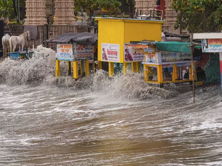 Cập nhật bão Biparjoy: Gió giật mạnh 100 km/h, mưa lớn đổ bộ vào Gujarat Ấn Độ