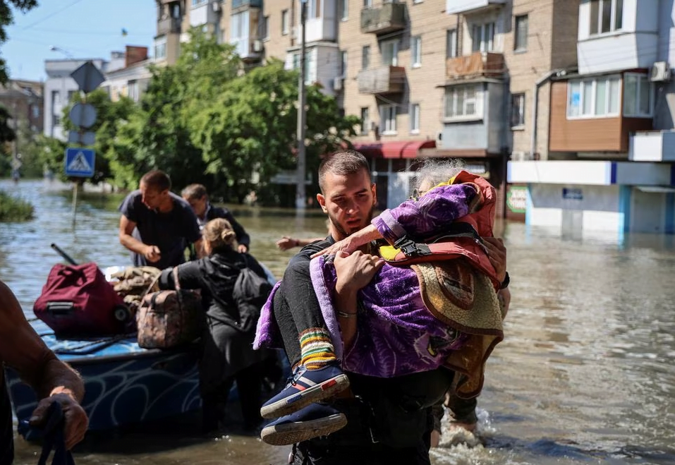Ukraine đối mặt với tình trạng vô gia cư và nguy cơ dịch bệnh khi lũ lụt dâng cao do vỡ đập