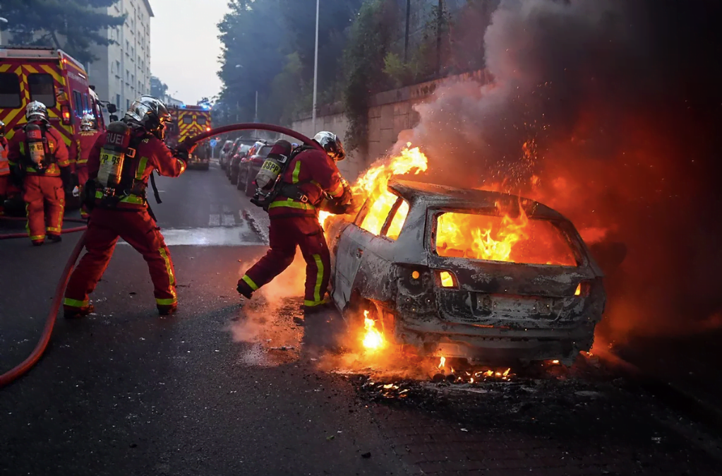 Paris: Bạo loạn nổ ra sau khi cảnh sát bắn chết một thiếu niên