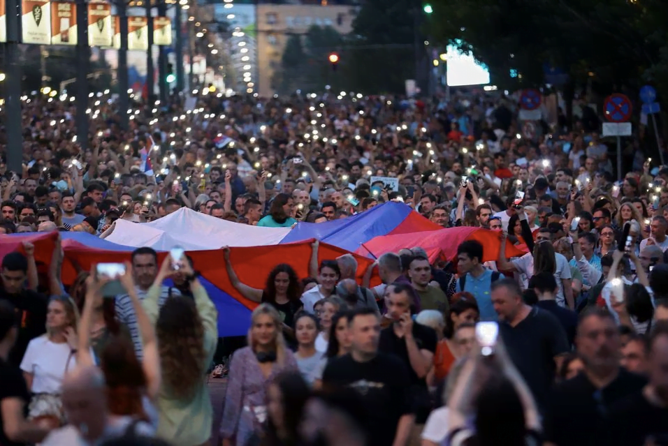 Dân Serbia xuống đường biểu tình chống chính phủ sau vụ xả súng hàng loạt