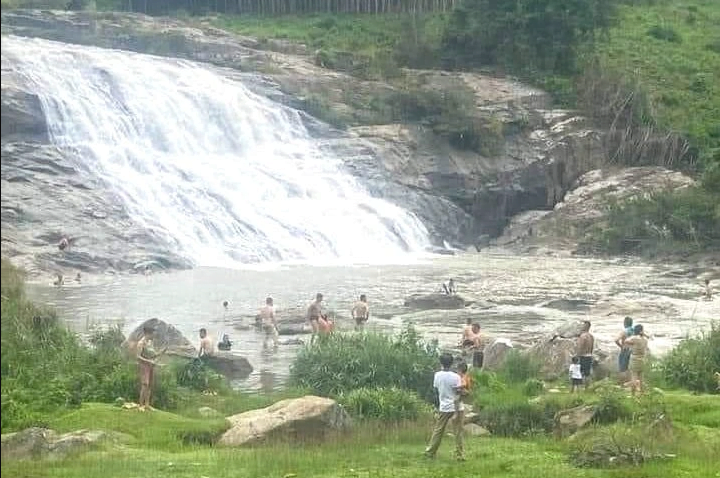 Chụp ảnh trên thác nước, nữ du khách nhận kết cục bi thương