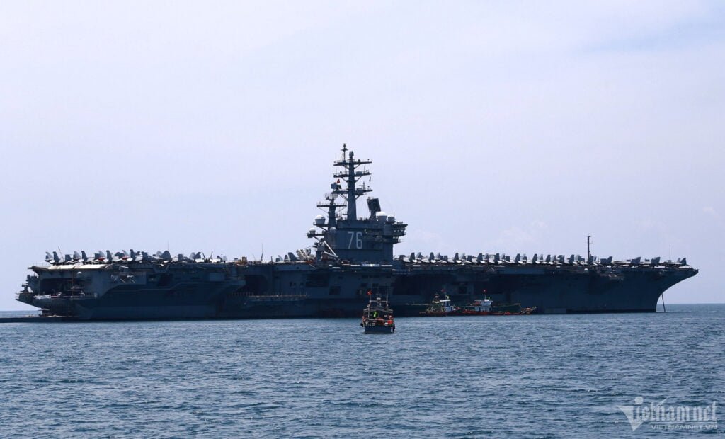 Bên trong tàu sân bay USS Ronald Reagan đến thăm Đà Nẵng