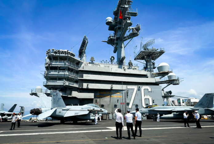 Bên trong tàu sân bay USS Ronald Reagan đến thăm Đà Nẵng