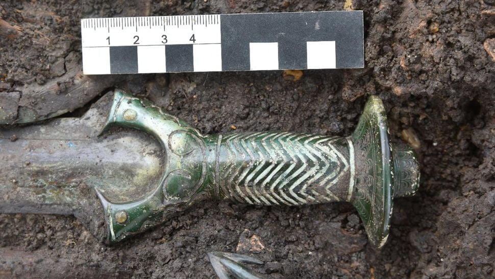 Tìm thấy thanh kiếm xanh lục 3000 năm tuổi ở Đức| Tân Thế Kỷ