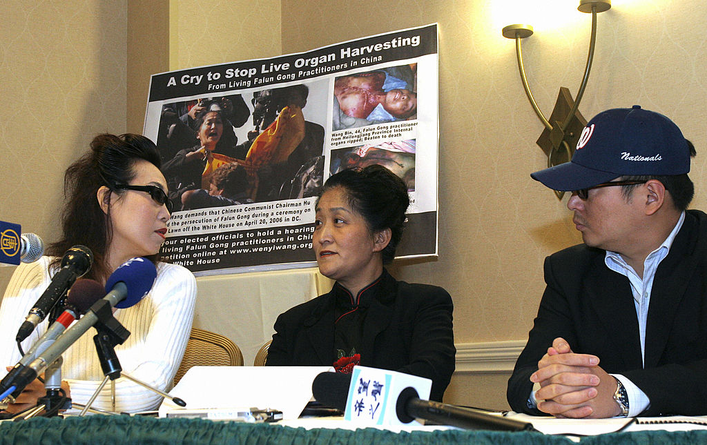 Bác sỹ Wang Wenyi đang trao đổi với một người phụ nữ có tên là "Annie" - cô đã đứng ra phanh phui tội ác mổ cướp nội tạng mà chồng cô đã phạm phải đối với các học viên Pháp Luân Công thời còn ở Trung Quốc trong một cuộc họp báo ở Arlington, Virginia vào ngày 26/04/2006.