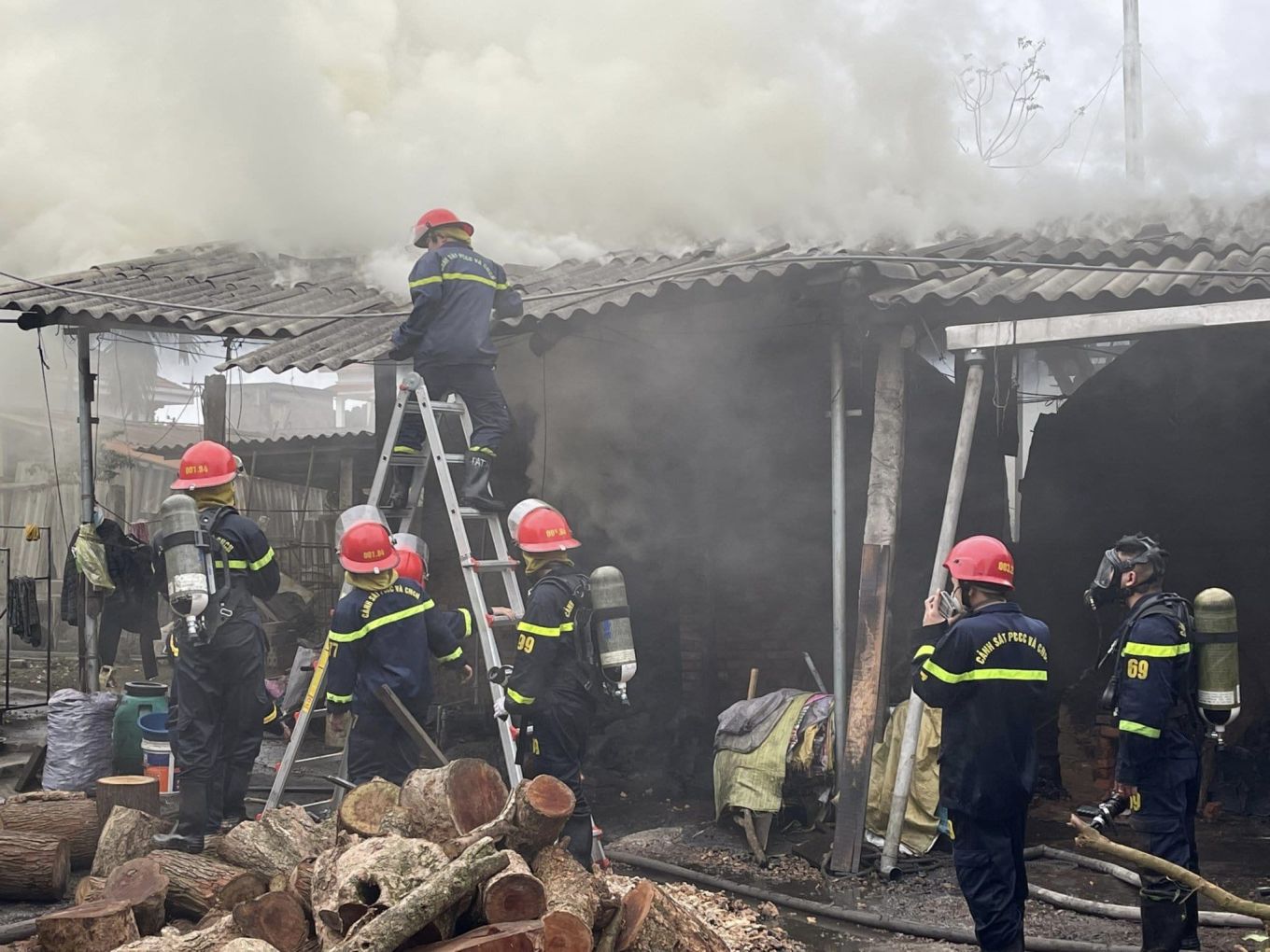 Tai khoan Ngo Duc Manh linh cuu hoa khoe anh anh va dong doi lam viec cuu nguoi trong dam chay tren hoi nhom. Bai dang cua anh co gan 100 nghin luot thich. Anh Facebook Ngo Duc Manh