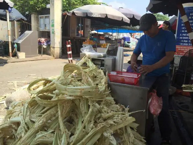 Nước mía không đảm bảo vệ sinh có thể gây nguy cơ loạn khuẩn, đau bụng...