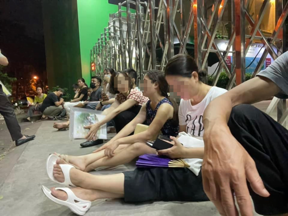 Trắng đêm chờ nộp hồ sơ lớp 10, vì sao không tuyển sinh theo cách lấy điểm từ cao xuống thấp ?| Tân Thế Kỷ