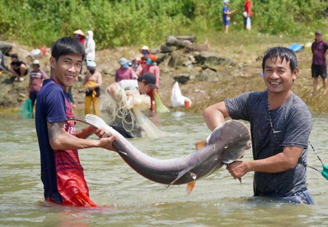 bắt được cá khủng ở Hồ Trị An| Tân Thế Kỷ