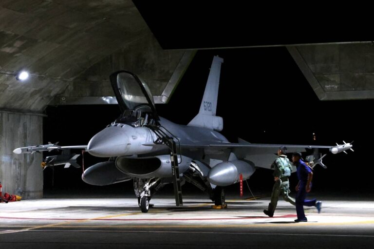 Một phi công Đài Loan chạy về phía máy bay chiến đấu F-16V| Tân Thế Kỷ| Reuters