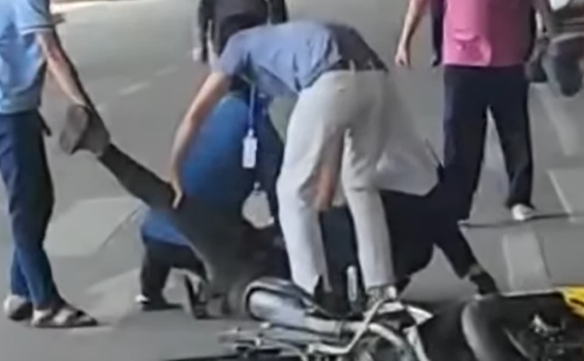 Hai thanh niên phóng xe máy vào sân bay Tân Sơn Nhất | Tân Thế Kỷ| TTK NEWS